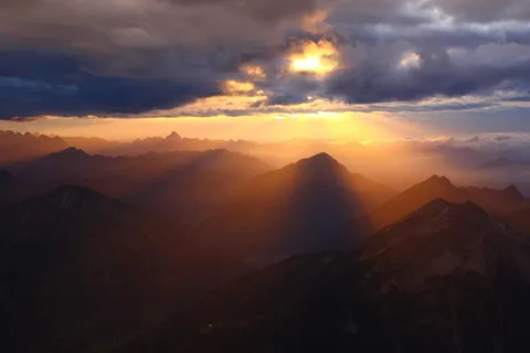Weiter Blick von einem Berggipfel im Abendlicht